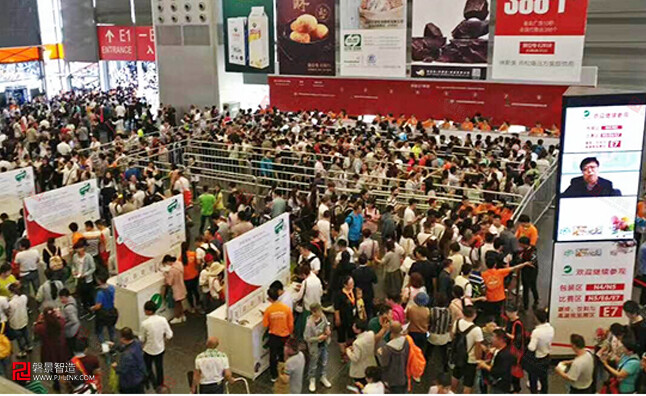   魔方柱惊艳上海烘焙展，效果鹤立鸡群，卓越不凡！  会跳舞的显示屏 新型led广告设备 波浪伸缩屏广告牌